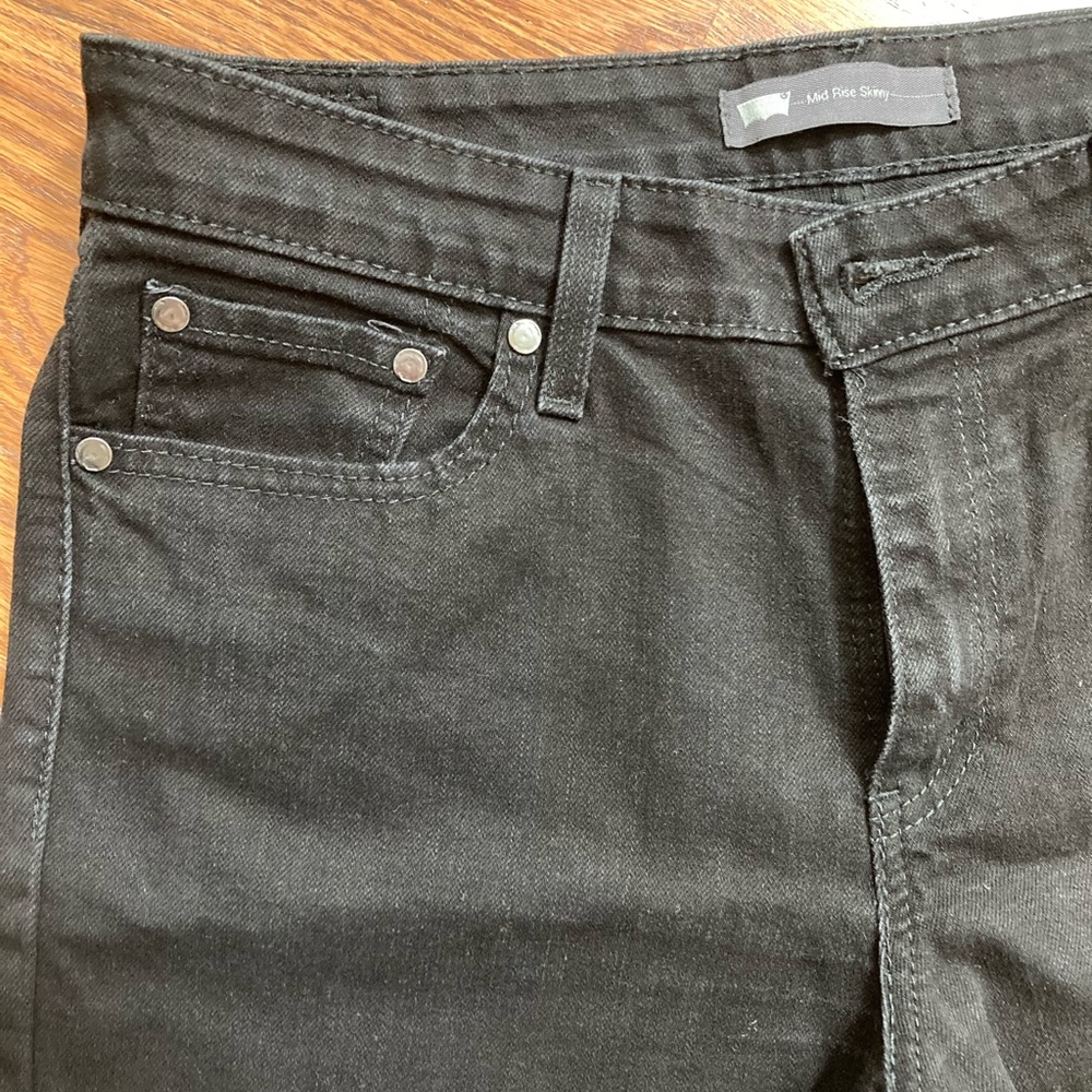 Levi’s | black mid rise skinny ankle length jeans